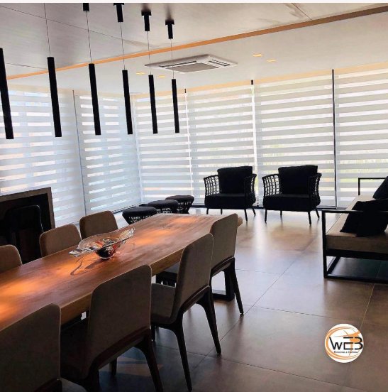 Persiana Double Vision — sala com luz natural e privacidade