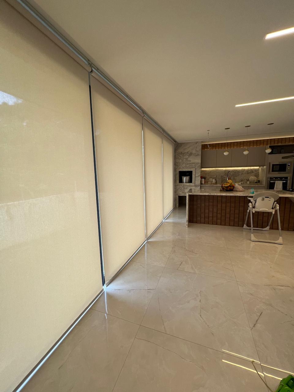 Persiana Romana instalada — cozinha gourmet