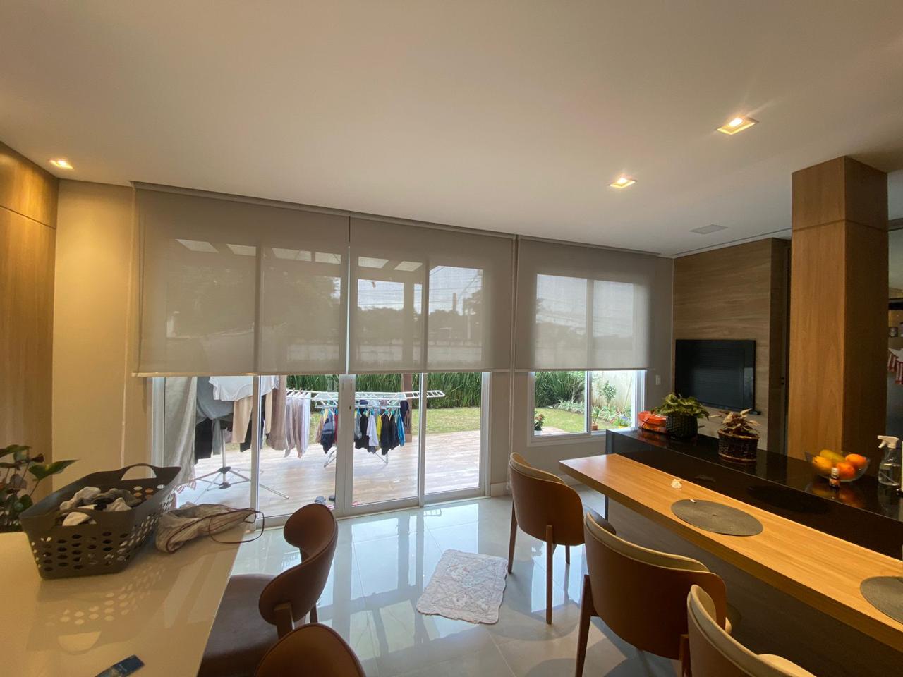 Persiana Romana instalada — sala janelões