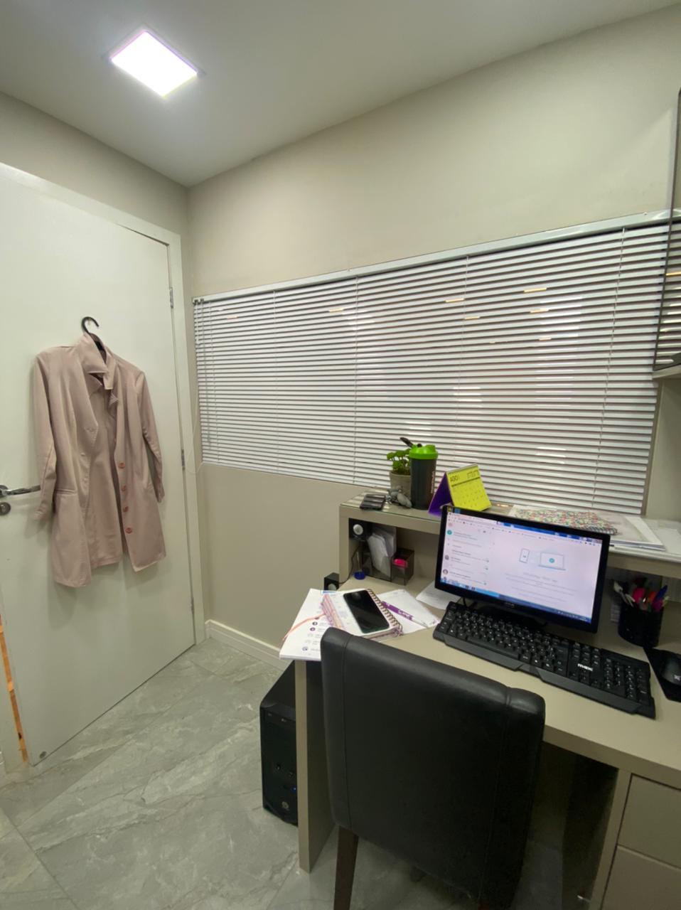 Persiana Horizontal — consultório branco