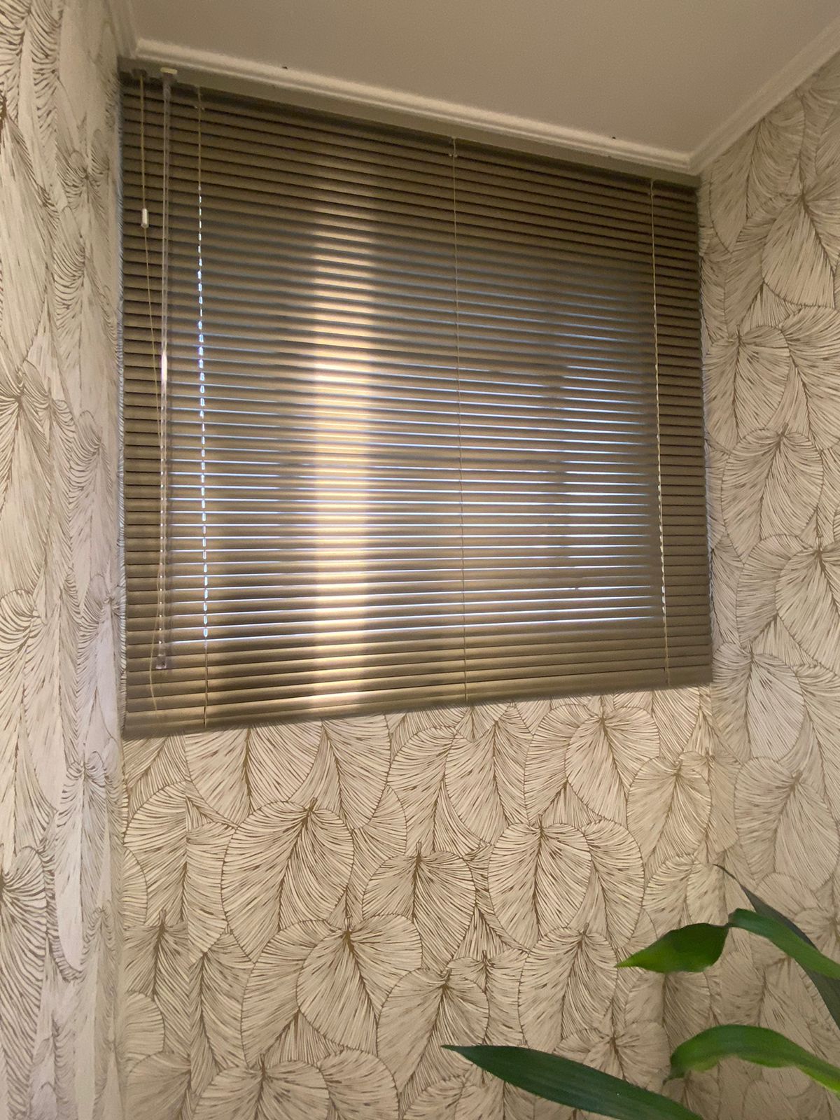 Persiana Horizontal — ambiente floral