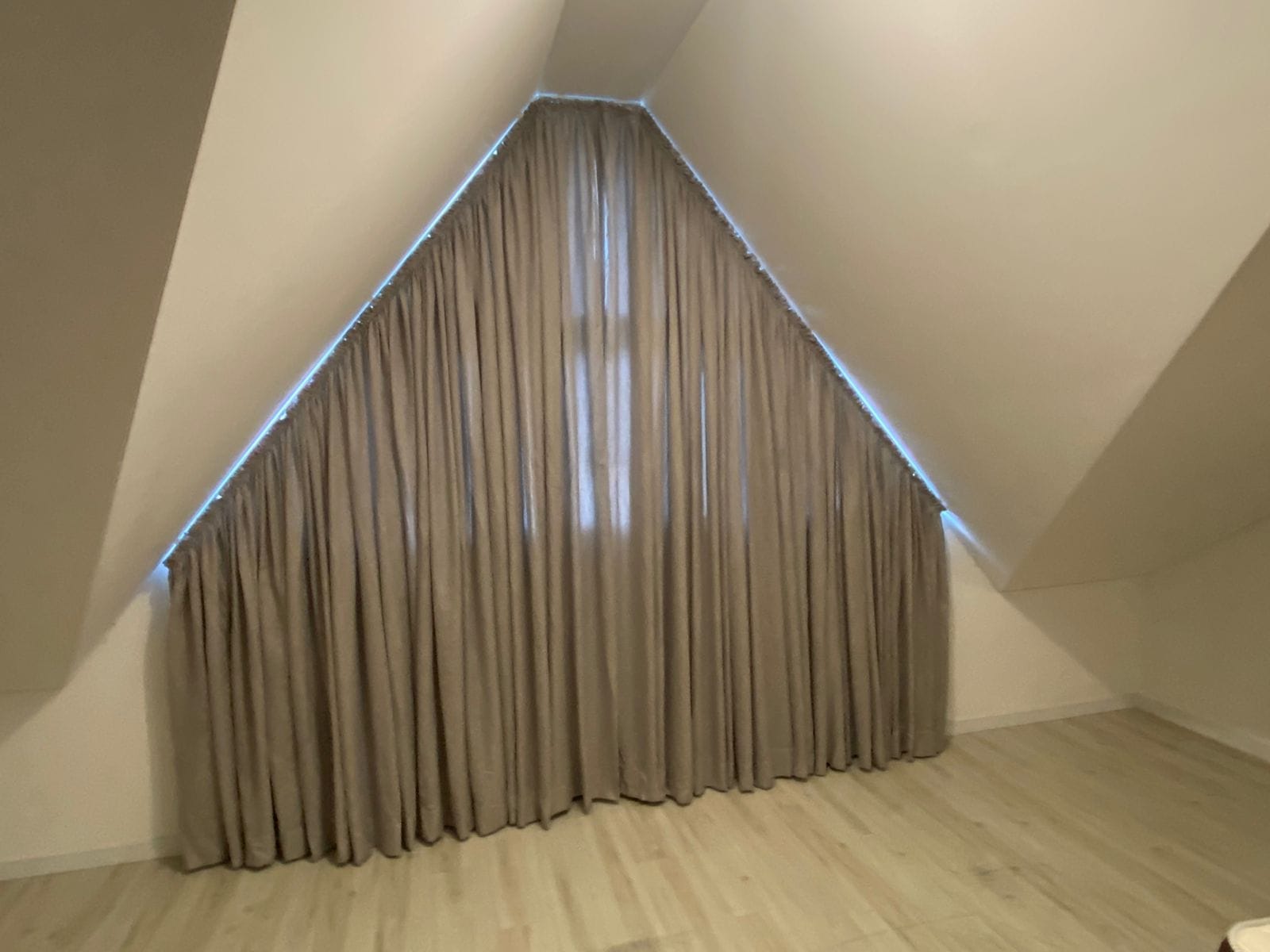 Cortina Ático triangular com LED